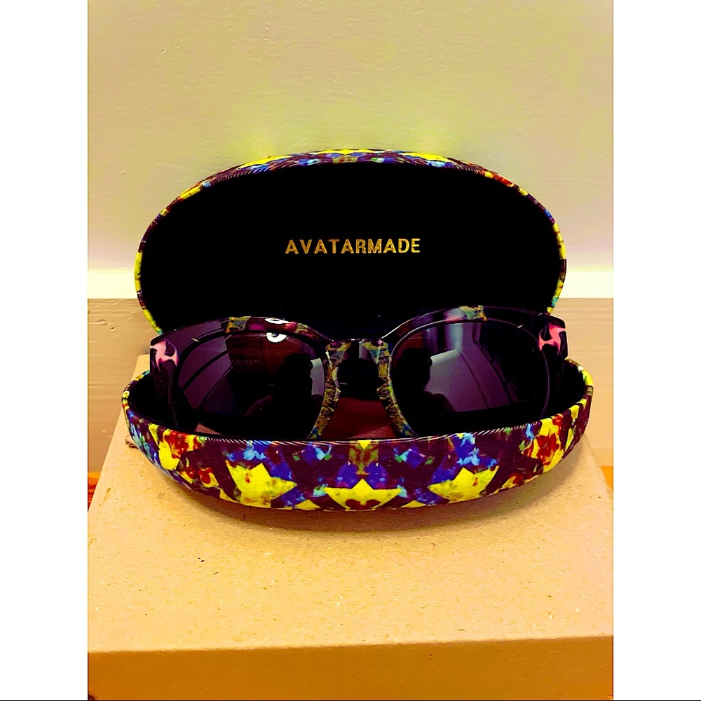 Avatarmade Sunglasses with case